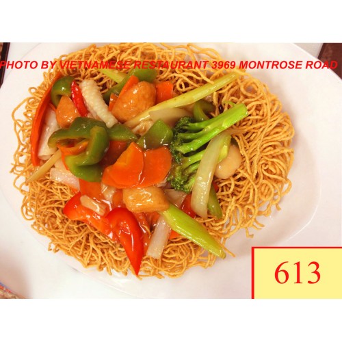 613. MÌ XÀO GIÒN ĐỒ BIỂN RAU CẢI - ASSORTED SEAFOOD & VEGETABLES WITH CRISPY EGG NOODLE